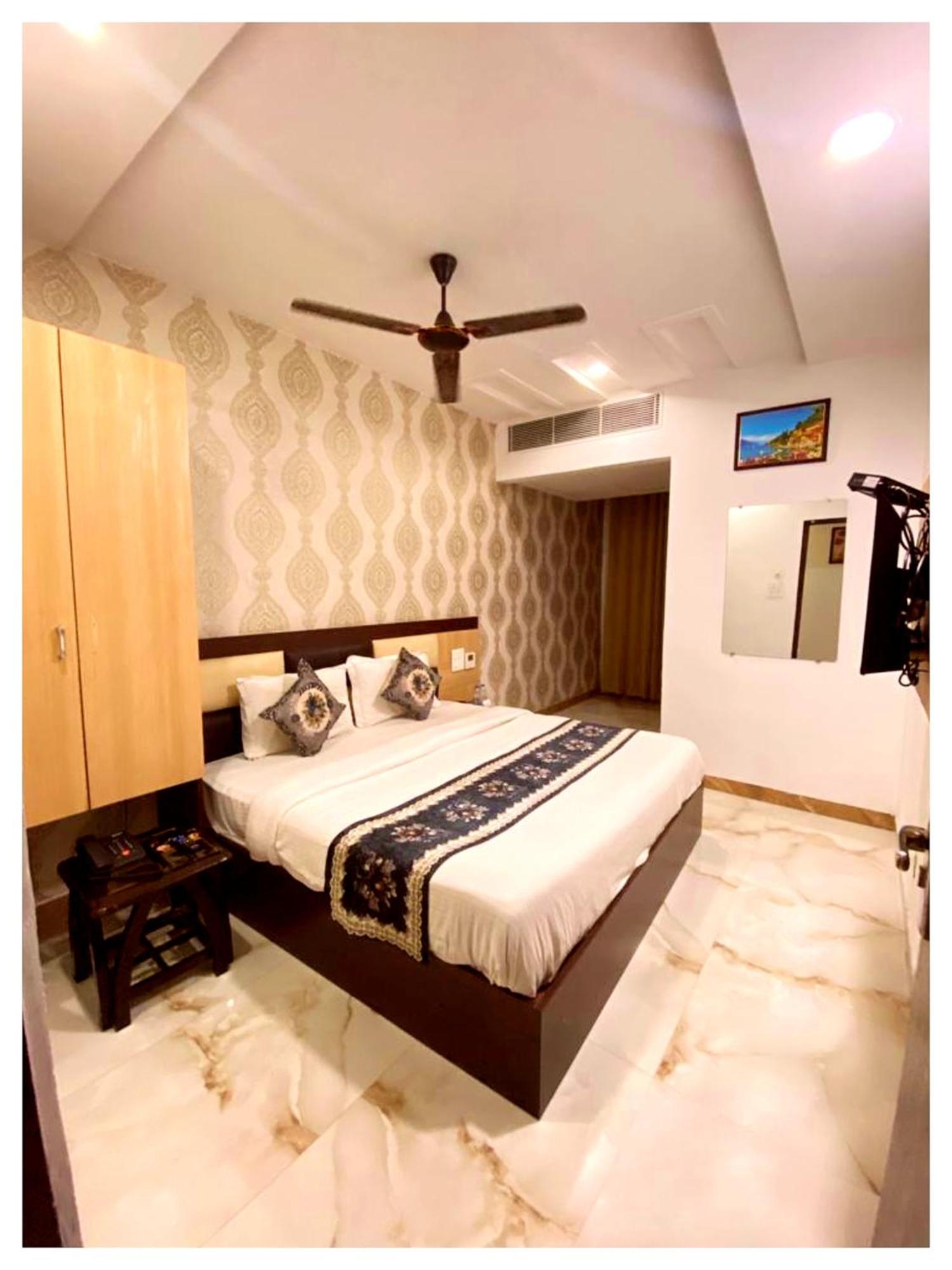 Hotel Premium Travellers # Inn Near Temple - Fully Air Conditioning Hotel - Hygiene And Spacious Room - A Top Rated Luxuary Hotel Merces Exterior foto