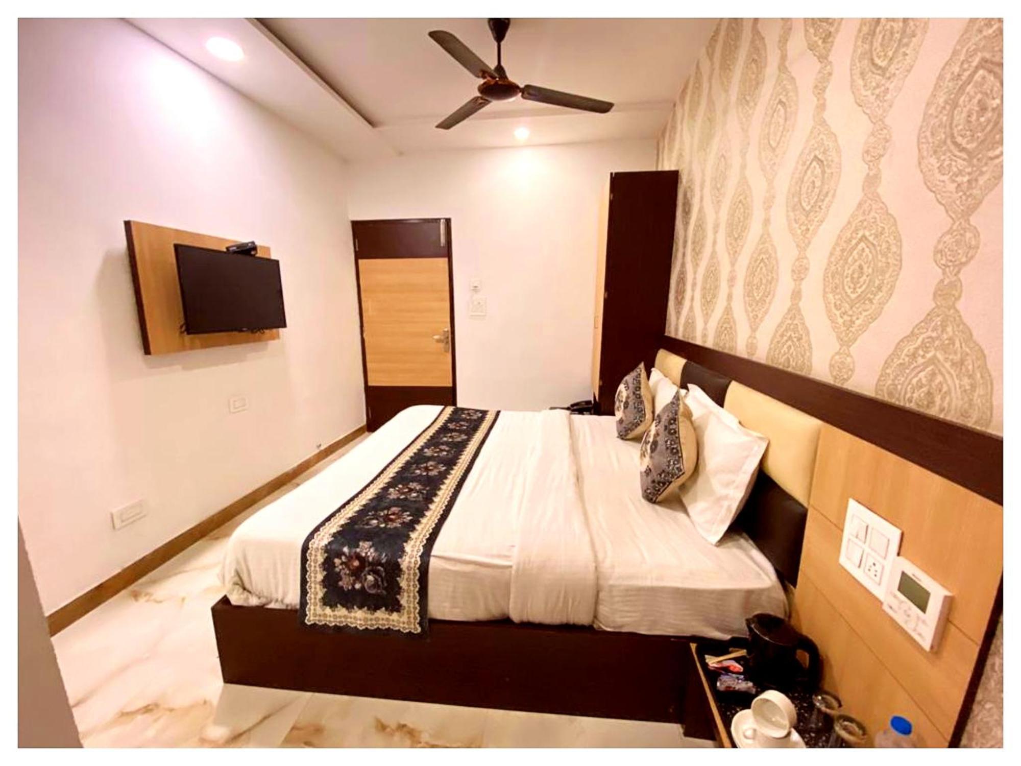 Hotel Premium Travellers # Inn Near Temple - Fully Air Conditioning Hotel - Hygiene And Spacious Room - A Top Rated Luxuary Hotel Merces Exterior foto